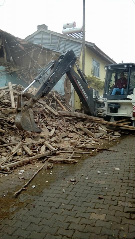 Pazaryeri’nde Tehlike Arz Eden Binalar Yıkılıyor