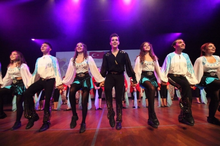 Anadolu Ateşi’yle Birlikte Dans Eden Romanlar İzleyiciyi Mest Etti