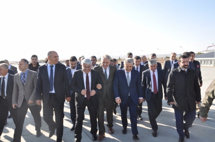 Bakan Arslan, Temel Atma Töreni İçin Kars’a Geldi