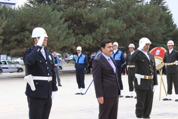 Cumhuriyetin 94’üncü Kuruluş Yıldönümünde Erzincan Da Ki Atatürk Anıtına Çelenk Sunuldu