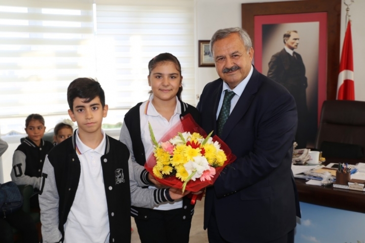 Öğrencilerden Başkan Uysal’a Çiçekli Ziyaret
