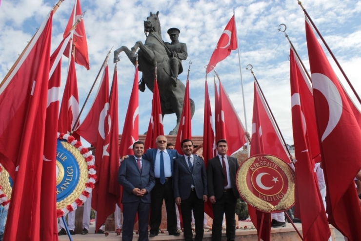 29 Ekim Cumhuriyet Bayramı Kutlamaları Çelenk Sunumu İle Başladı