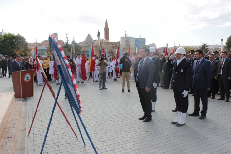 29 Ekim Cumhuriyet Bayramı Kutlamaları Çelenk Sunumu İle Başladı
