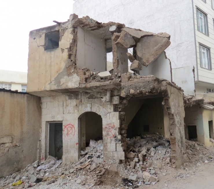 Haliliye’de İki Metruk Yapının Yıkımı Gerçekleştirildi