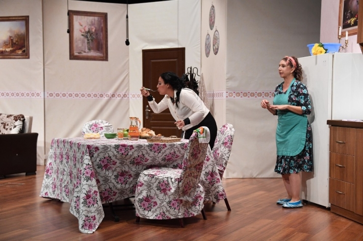 Mersin Şehir Tiyatroları Perdelerini Açtı