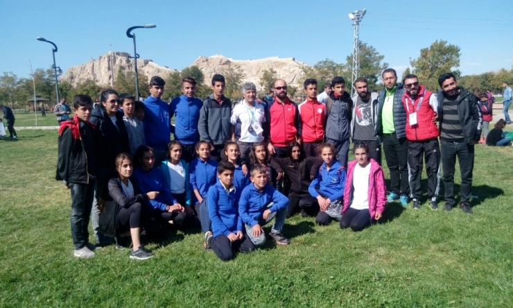 Hayatında İlk Defa Van’a Giden Minik Öğrenci Okuluna Gümüş Madalya İle Döndü