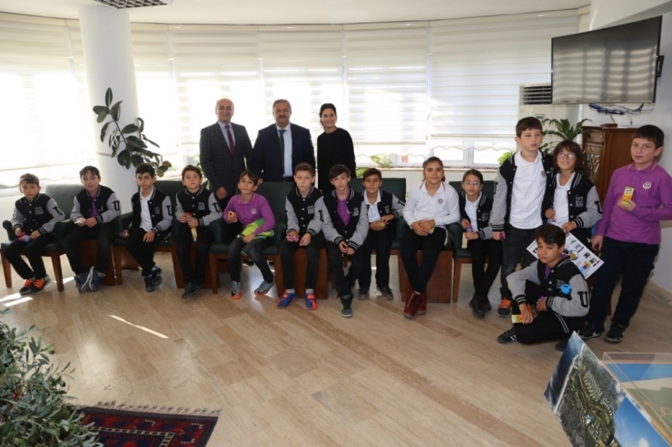 Öğrencilerden Başkan Uysal’a Çiçekli Ziyaret