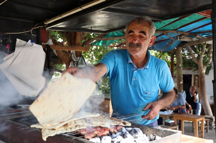 Gazino Şarkıcılığından Kebapçı Tezgahına