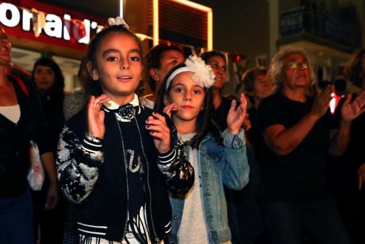 Cumhuriyet İçin 24 Saat Sahnede Kaldılar