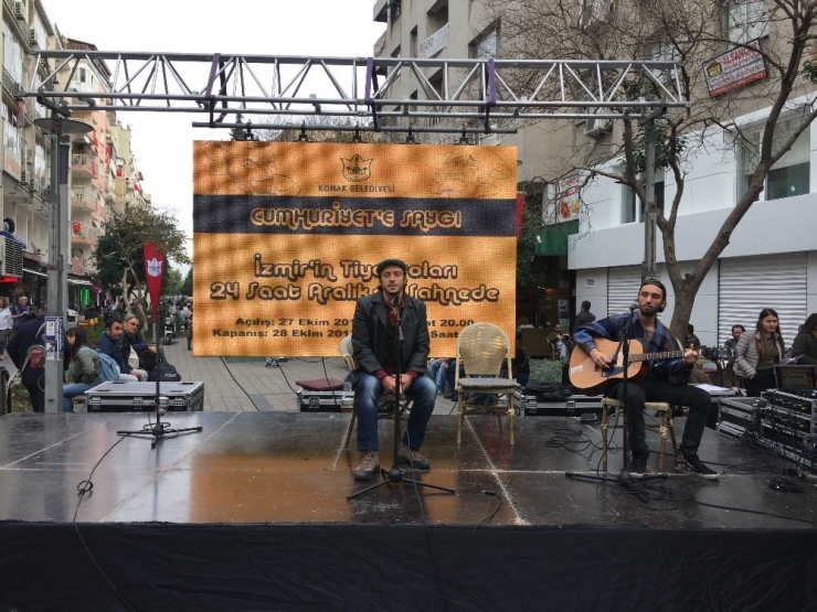 Cumhuriyet İçin 24 Saat Sahnede Kaldılar