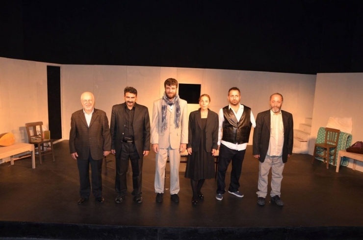Kuşadası Belediye Tiyatrosu Sezonun İlk Oyununu Sahneye Koydu