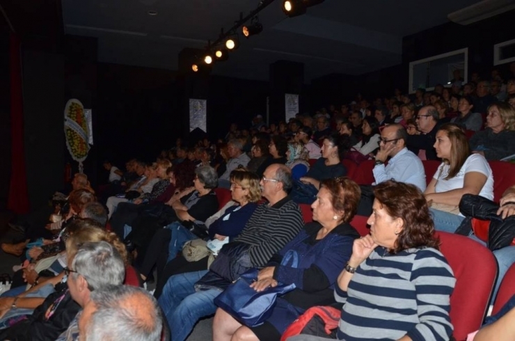 Kuşadası Belediye Tiyatrosu Sezonun İlk Oyununu Sahneye Koydu