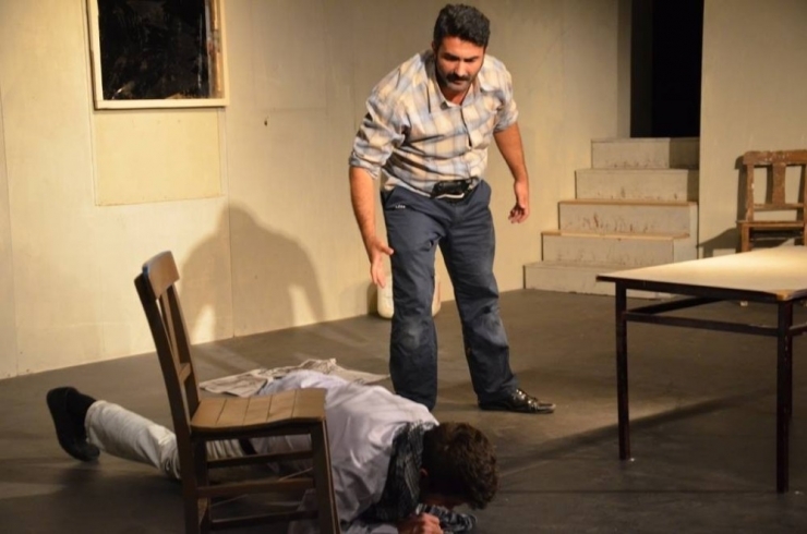 Kuşadası Belediye Tiyatrosu Sezonun İlk Oyununu Sahneye Koydu