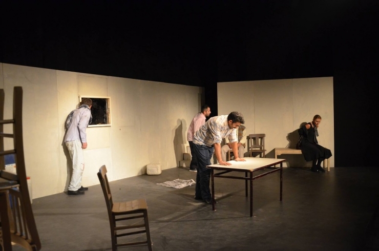 Kuşadası Belediye Tiyatrosu Sezonun İlk Oyununu Sahneye Koydu