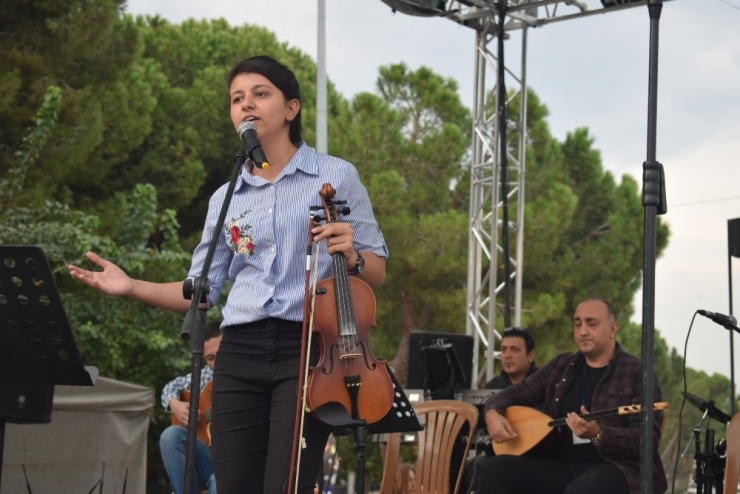 Alaşehirliler Türkülerle Coştu