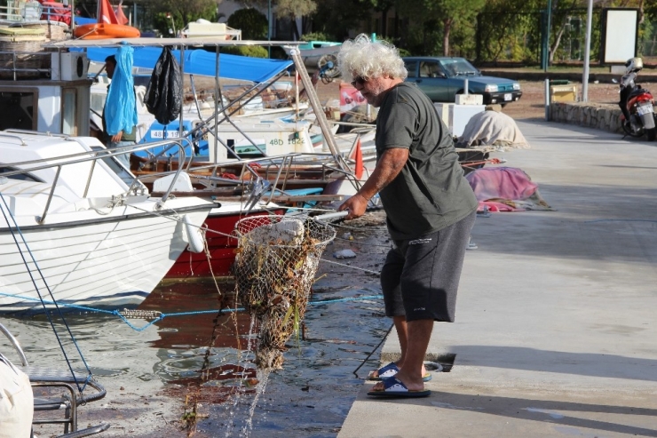 Balık Ağlarıyla Denizden Çöp Topladılar