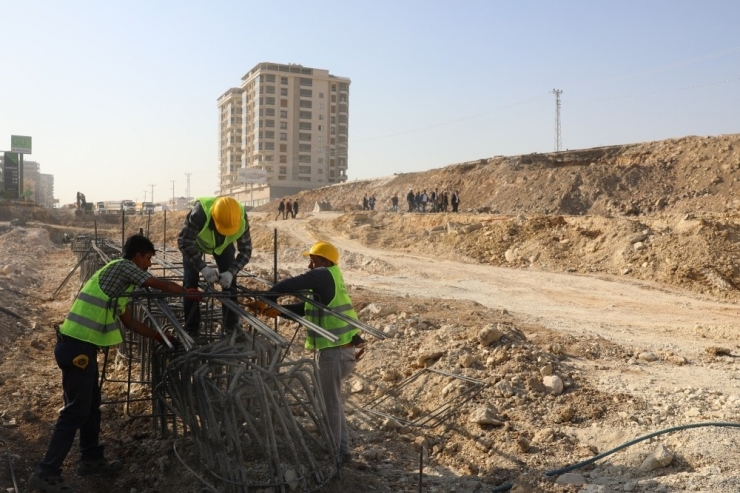 Narlıdere Köprülü Kavşağında Çalışmalar Sürüyor