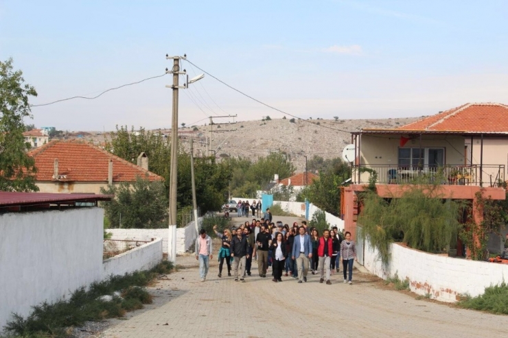 Üniversiteli Gençler Serçin Ekoturizm Merkezinde Çevre Temizliği Yaptı