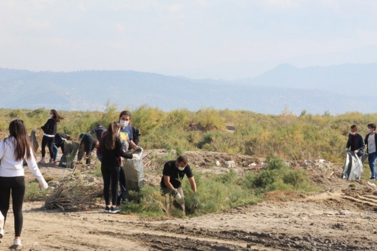 Üniversiteli Gençler Serçin Ekoturizm Merkezinde Çevre Temizliği Yaptı
