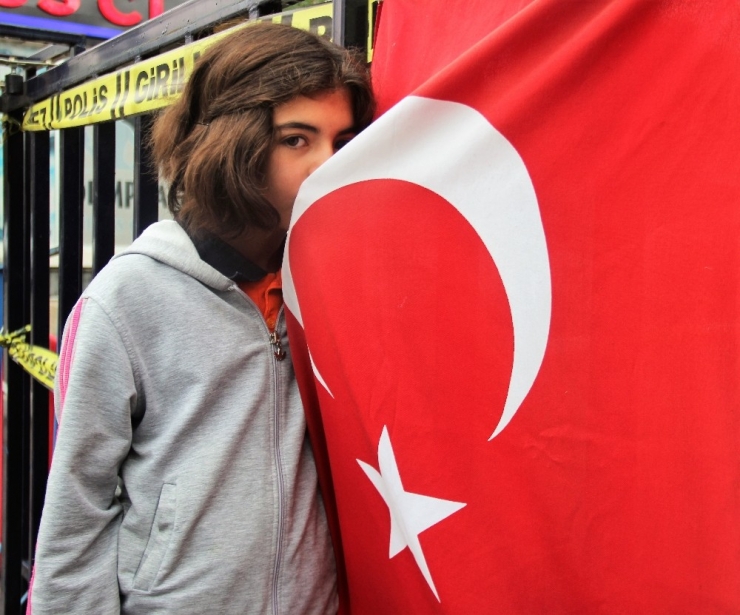 Bayrağı Öperken Görüntülenen Çocuklar, İha’ya Konuştu