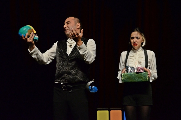 Bergama Şehir Tiyatrosu Perdeyi Açtı