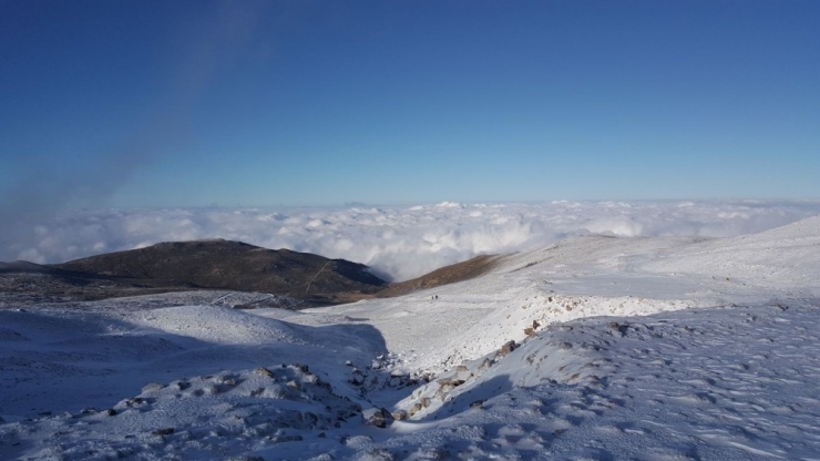 Bursalı Dağcılar Kar Yağınca Soluğu Zirvede Aldı