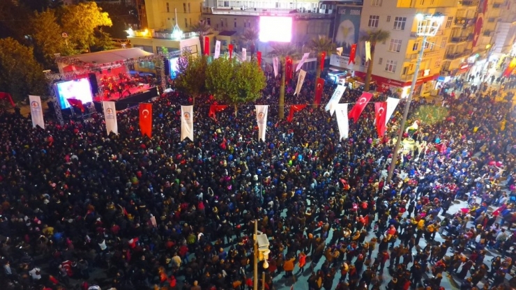 Vatandaşlar Cumhuriyet Bayramında Ferhat Göçer’le Eğlendi