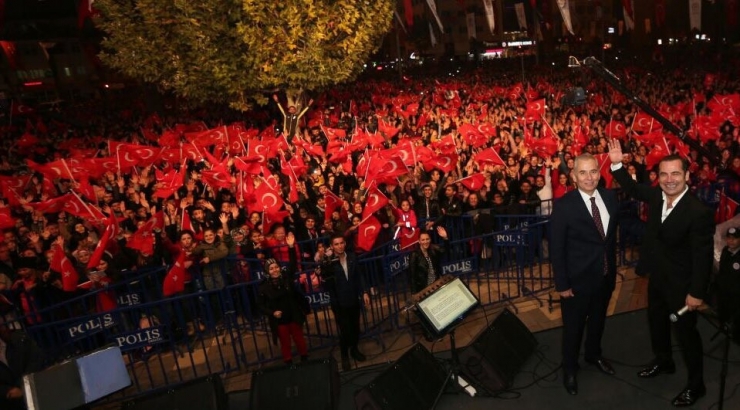 Vatandaşlar Cumhuriyet Bayramında Ferhat Göçer’le Eğlendi