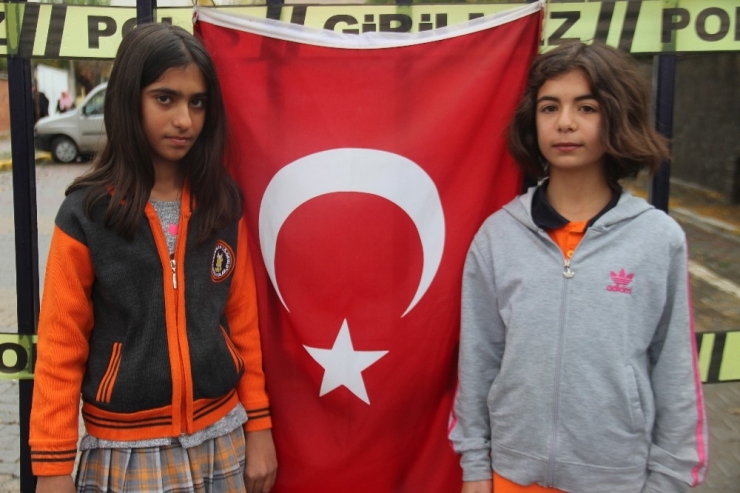 Bayrağı Öperken Görüntülenen Çocuklar, İha’ya Konuştu