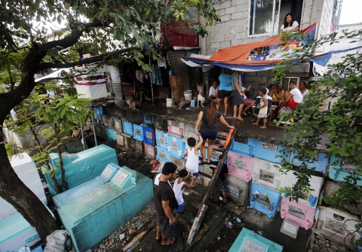 Binlerce Filipinli, Aile Mezarlıklarını Ev Edindi