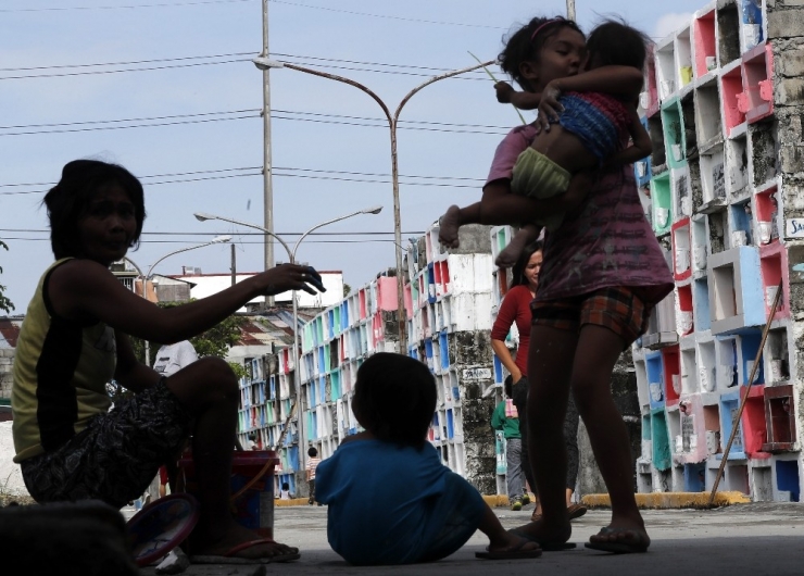 Binlerce Filipinli, Aile Mezarlıklarını Ev Edindi