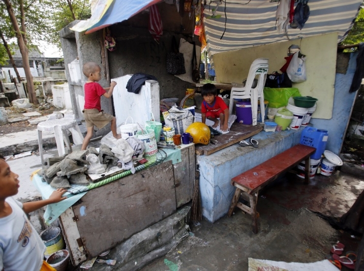 Binlerce Filipinli, Aile Mezarlıklarını Ev Edindi