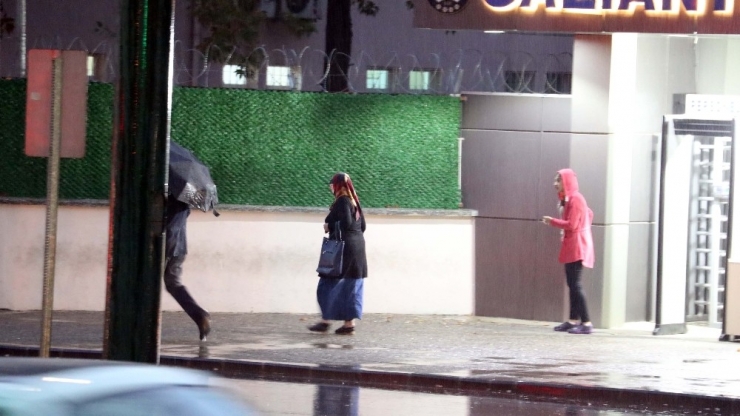 Sağanak Yağmur Vatandaşları Hazırlıksız Yakaladı