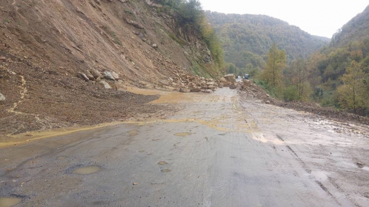 Gümeli’de Heyelan Nedeniyle Yol Trafiğe Kapatıldı