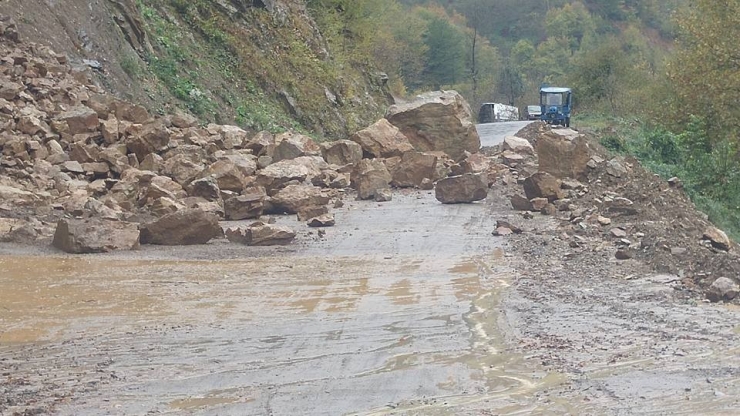 Gümeli’de Heyelan Nedeniyle Yol Trafiğe Kapatıldı