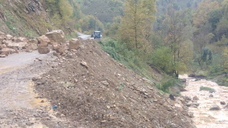 Gümeli’de Heyelan Nedeniyle Yol Trafiğe Kapatıldı