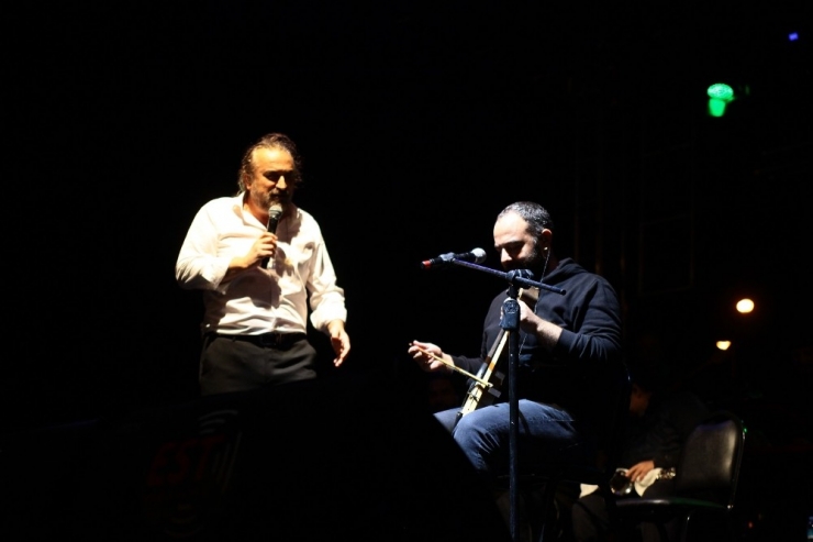 Volkan Konak Giresun’da Yağmur Altında Konser Verdi