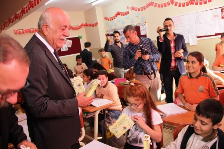 Başkan Seyfi Dingil’den 20 Bin Öğrenciye Diş Bakım Seti