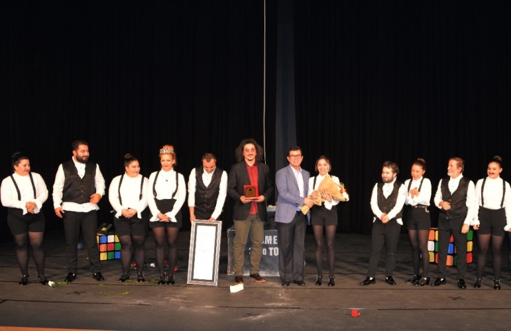 Bergama Şehir Tiyatrosu Perdeyi Açtı