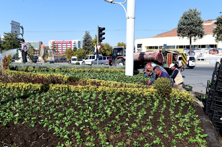 Malatya’nın Kavşakları Renkleniyor