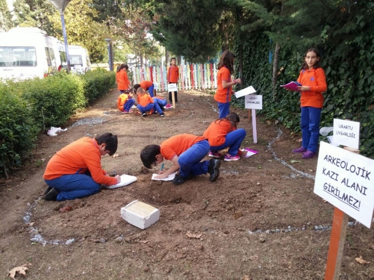 İhlas Koleji Öğrencilerinden Arkeolojik Kazı Çalışması