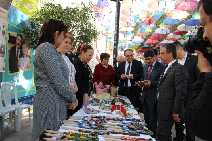 Şemsiyeli Sokak Cumhuriyetin Renklerine Büründü