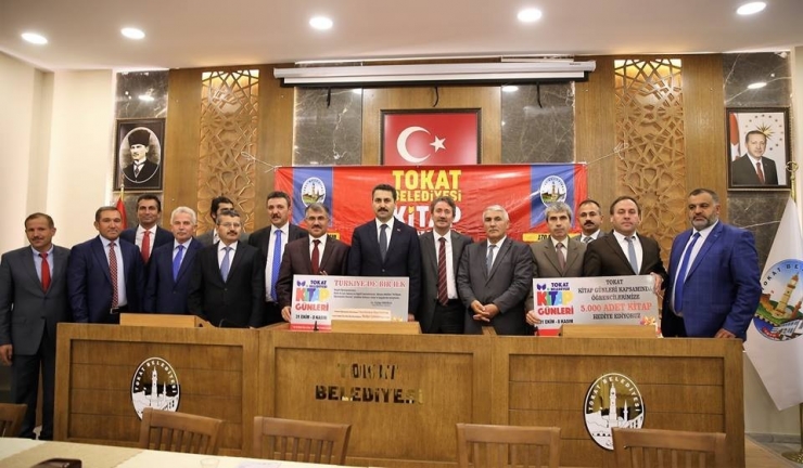 Tokat’ta 8 Bin 708 Öğretmene Kitap Hediye Çeki