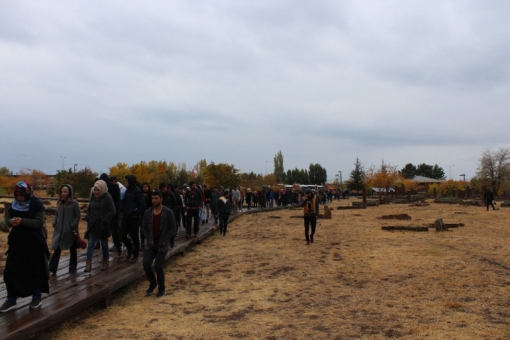 Yyü Öğrenci Konseyinden Selçuklu Mezarlığına Ziyaret