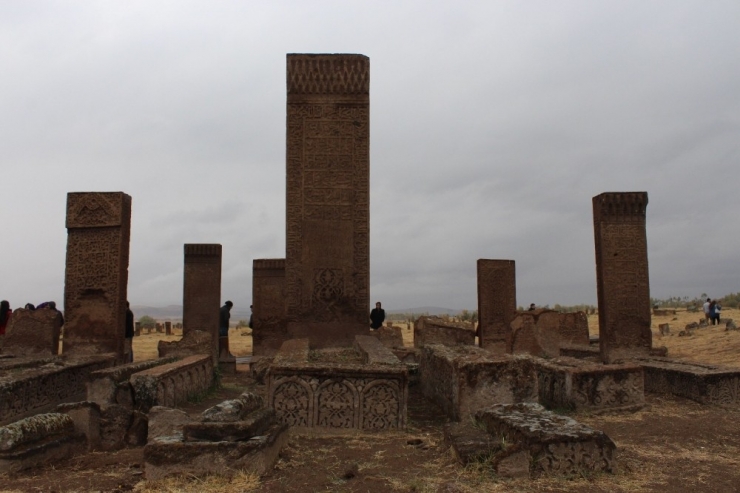 Yyü Öğrenci Konseyinden Selçuklu Mezarlığına Ziyaret