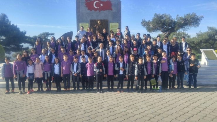 Burhaniye’de Öğrenciler Kocaseyit Anıt Mezarını Ziyaret Etti