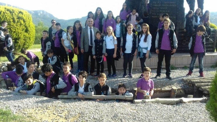 Burhaniye’de Öğrenciler Kocaseyit Anıt Mezarını Ziyaret Etti