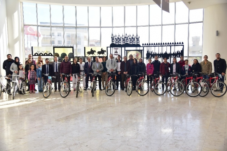 Bilecik Belediyesi Yarışmalarda Dereceye Giren Öğrencilere Bisiklet Hediye Etti