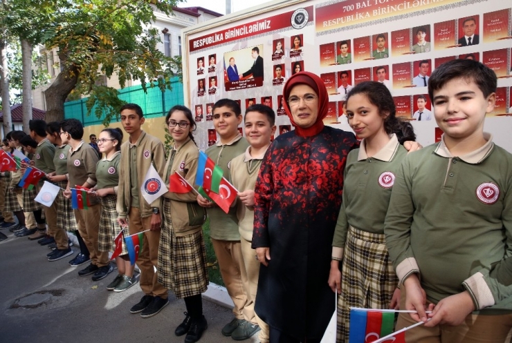 Emine Erdoğan, Yenilenen Bakü Türk Lisesi Açılış Törenine Katıldı