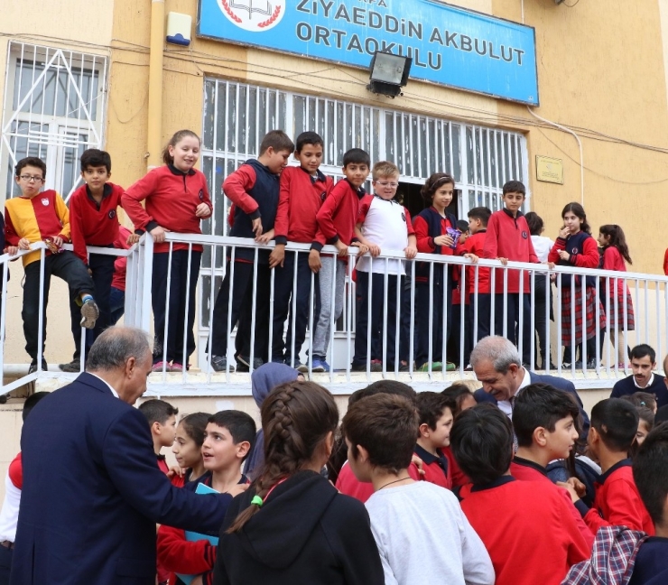 Demirkol, Öğrencilere Siyer-i Nebi Kitabı Dağıttı